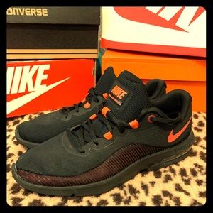 Nike Men’s size 9 AIRMAX advantage2